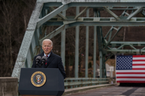 2021年11月16日，美国总统拜登在新罕布什尔州发表了一个关于基础设施建设的演讲。（图片来源：John Tully/Getty Images）