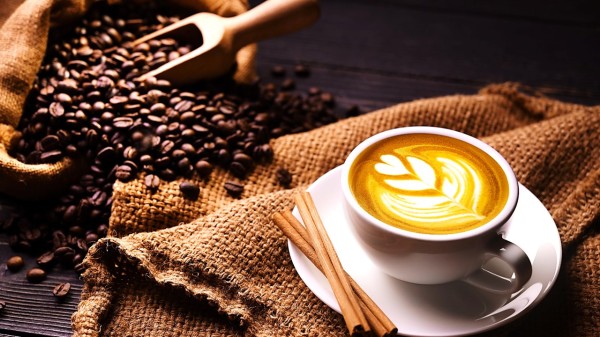 品飲咖啡時，不要著急飲用，輕鬆地享受咖啡的香氣。