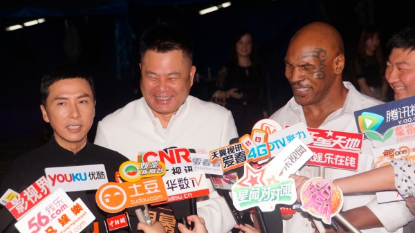 2015年5月16日，上海电影节上，中国商人施建祥与演员甄子丹和拳击手泰森合影。（图片来源：TPG/Getty Images）