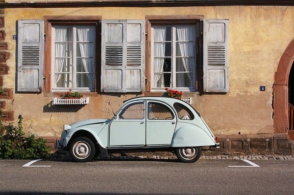 有一輛藍旗亞豪華轎車已經在義大利街頭停放了47年。