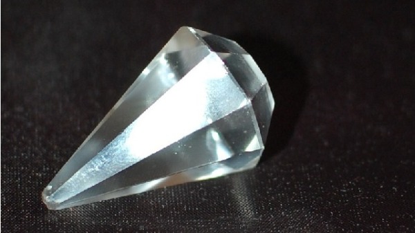 一名女子在舊貨市場買到一顆鑽石，經鑑定200萬英鎊。