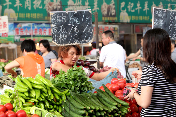 外媒报导，一些在中国常见的菜类如青花菜、小黄瓜，仅一个月价格就涨了五成。图为河南省郑州市的一个蔬菜市场
