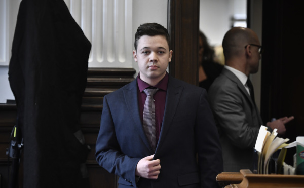 2021年11月19日，在2020年威斯康星州基諾沙（Kenosha）騷亂中持槍自衛的少年凱爾·里滕豪斯（Kyle Rittenhouse）被陪審團宣判無罪。（圖片來源：Sean Krajacic - Pool/Getty Images）