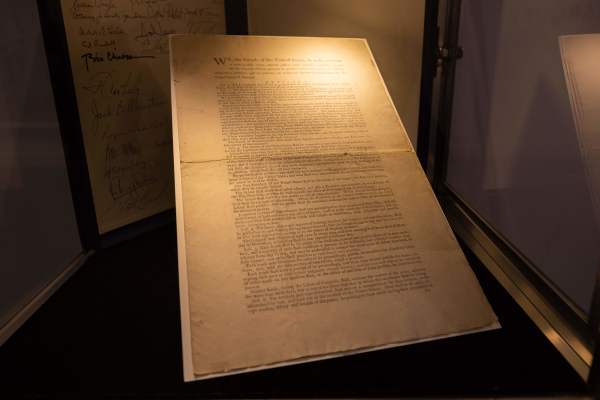 2021年11月18日，一份极为罕见的美国《宪法》第一版的印刷本在纽约苏富比（Sotheby's）拍卖行以 4,320 万美元的创纪录价格成交。（图片来源：YUKI IWAMURA/AFP via Getty Images）