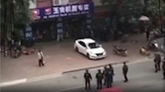 广东男当街狂捅一女掏内脏“找孩子”吓傻路人(图)