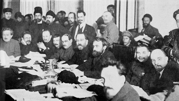 布尔什维克正举行会议。最右边是列宁 