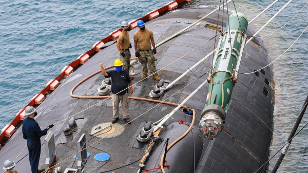 2021年9月13日关岛，水手和平民海员从洛杉矶级战术核潜艇USS Asheville号卸下一枚Mk48鱼雷。