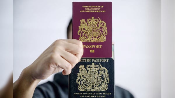 英国内政部公布最新数据，今年第三季，共有收到24,000份BNO签证申请，数量比上季少6,600份。图为BNO护照。（图片来源：Getty Images）