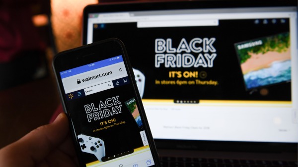 疫情之下，越来越多的人倾向于在网上实现黑色星期五和网购星期一的购物。（图片来源： PAUL ELLIS/AFP via Getty Images）