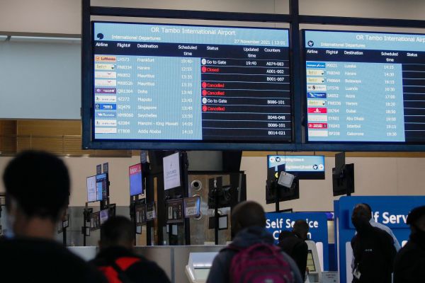 2021年11月27日，南非著名城市約翰內斯堡（Johannesburg）的OR Tambo國際機場，信息牌上顯示多個航班被取消。因為南非發現新冠病毒新變種“Omicron”（奧米克戎），美國等多個國家已經對南非及其臨近非洲國家實行旅行禁令。（圖片來源：PHILL MAGAKOE/AFP via Getty Images）