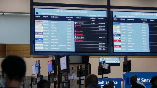 南非約翰內斯堡（Johannesburg）的OR Tambo國際機場，信息牌上顯示多個航班被取消