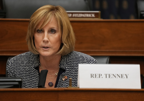 美国国会共和党籍资深众议员克劳迪娅・坦尼（Claudia Tenney）。（图片来源：Ken Cedeno-Pool/Getty Images）