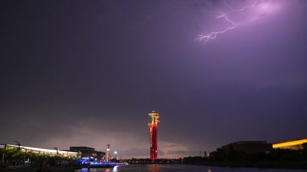 2021年6月30日，天空中雷電交加，北京奧林匹克塔被點亮成紅色以慶祝」百年黨慶「。