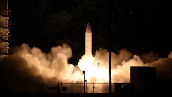 2020年3月19日，在美国国防部的飞行实验中，一个通用高超音速滑翔体（C-HGB）从夏威夷考艾岛的太平洋导弹靶场设施发射出来。