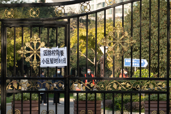 上海因疫情被封的社区大门