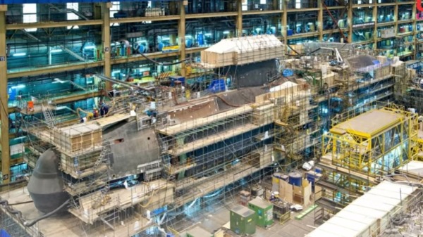 艇潛艇造價高昂，圖為英國BAE系統的艦船製造大廳。