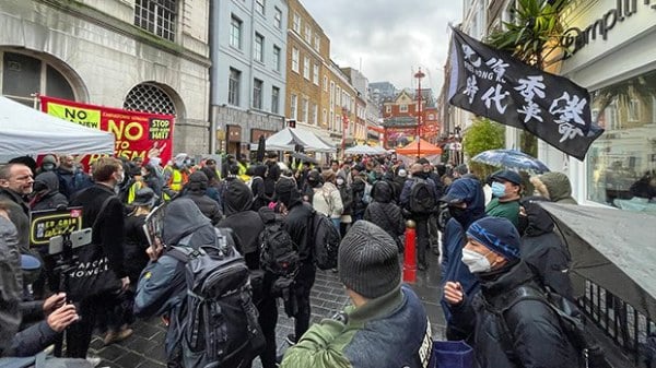 英国华人团体在伦敦唐人街办反歧视集会，港人则发起“和你lunch”打对台。（图片来源：自由亚洲电台）
