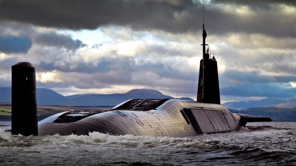 英國皇家海軍的第四艘先鋒級核潛艇復仇號，返回蘇格蘭的克萊德海軍基地。