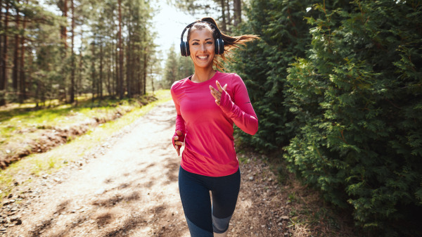 女人戴着耳机在户外跑步