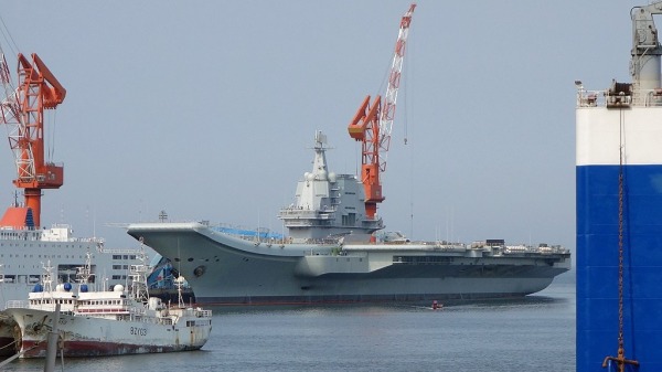 中共的第二艘航母山東號正在建造中的圖片。