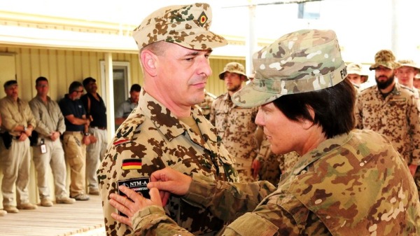 北約駐軍阿富汗期間，在德國陸軍昆都士區域訓練中心的訓練基地指揮官。
