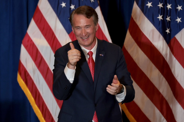 2021年11月2日，共和党人格伦・扬金（Glenn Youngkin）赢得弗吉尼亚州州长竞选的胜利。（图片来源：Chip Somodevilla/Getty Images）