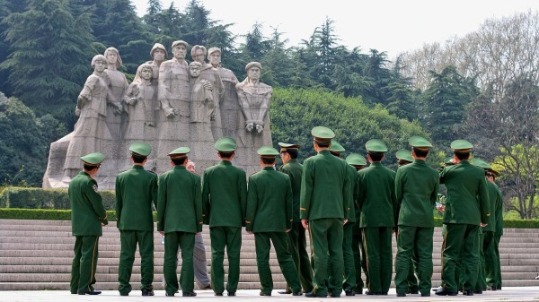 一群中国军官在南京雨花台参观。