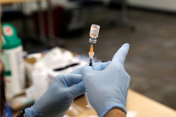 图为2021年11月5日，密歇根州南菲尔德（Southfield）的一名护士在准备辉瑞公司的covid-19疫苗接种。（图片来源：JEFF KOWALSKY/AFP via Getty Images）