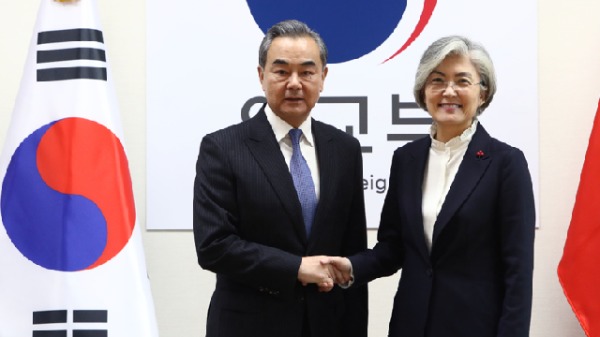 2019年12月4日，韩国外交部长康京和在首尔与中国外交部长王毅会面。