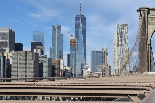 布鲁克林的第一座超高层摩天大楼，正式达到了它的高度。