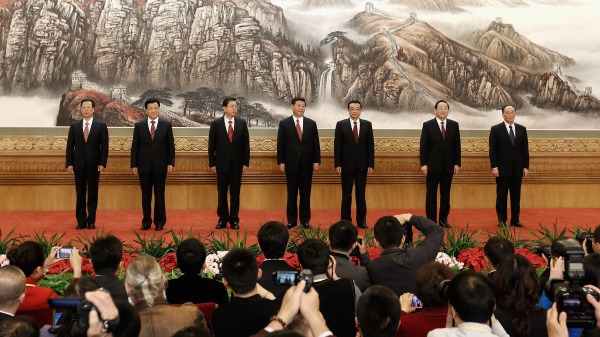 中共七常委：張高麗、劉雲山、張德江、習近平、李克強、俞正聲和王岐山於2012年11月15日在大會堂亮相。