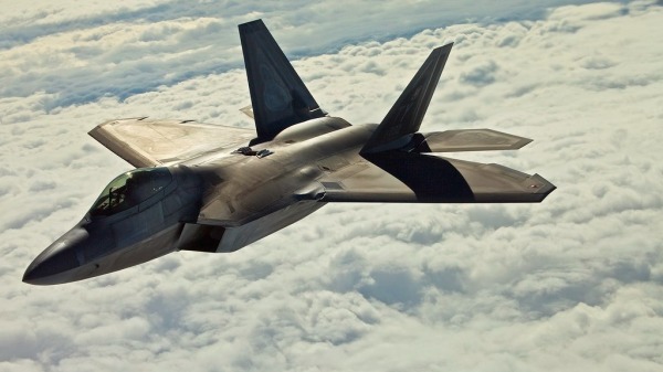 美国的F-22 猛禽隐形战斗机在执行任务中。