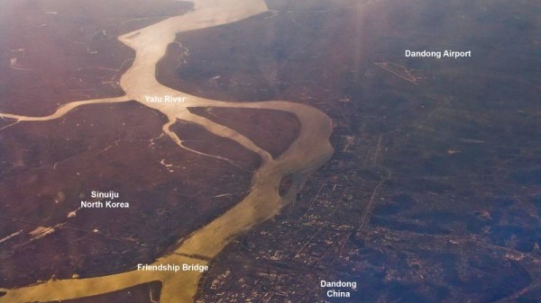 中国和朝鲜的边境河鸭绿江。
