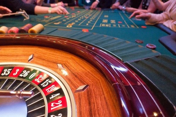  一名华人经常带着现金到洛杉矶一家赌场豪赌。