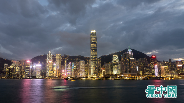 時事評論人程翔認為早年習近平已經提倡香港要「三權合作」，因此六中全會後北京對港政策不會有改變。圖為夜幕下的維港。（圖片來源：龐大衛/看中國）