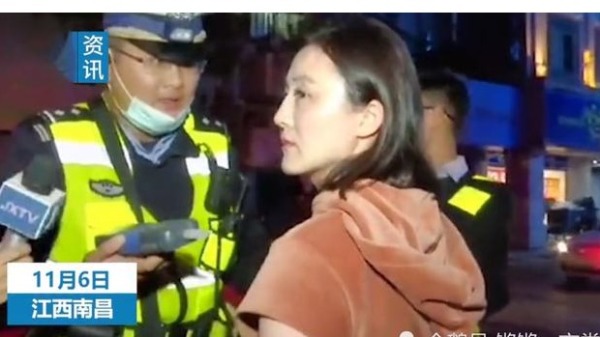11月6日，南昌市公安局搞“夜查酒驾”的直播秀时，一女司机涉酒驾却拒绝配合交警进行酒精检测。（图片来源：微博视频截图）