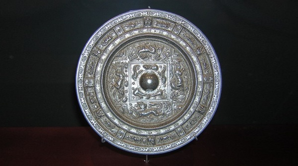 6世纪的隋朝铜镜，所显示的十二生肖，皆由牲畜和生兽组成。