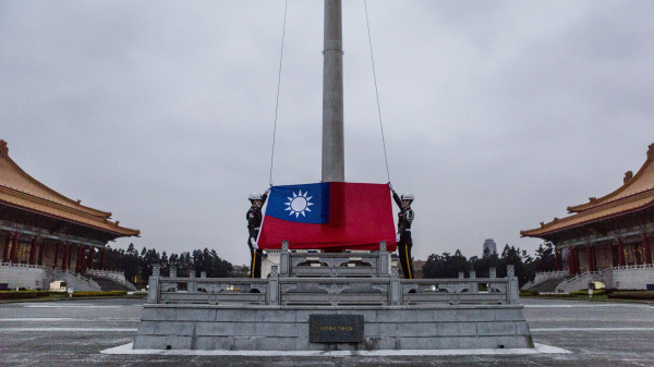 2016年1月14日，在總統大選投票前夕，臺灣禮兵們在升國旗。