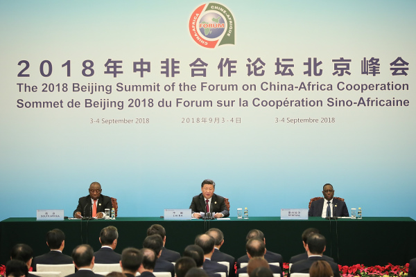 2018年9月4日，习近平与南非总统西里尔（左）和塞内加尔总统麦基（右）出席中非合作论坛北京峰会。
