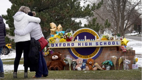 人们前往牛津高中悼念枪案中丧生的学生们