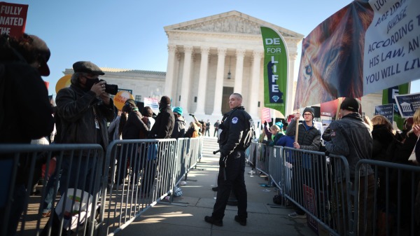2021年12月1日，在美国最高法院外，支持和赞成堕胎法案的两方表达各自的诉求。（图片来源：Chip Somodevilla/Getty Images）