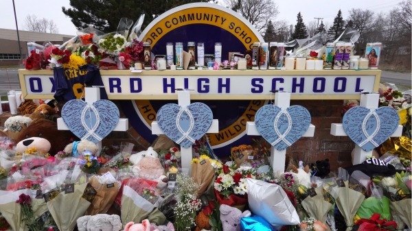 2021年12月3日，在美国密歇根州牛津高中外，人们继续悼念在校园枪案中丧生的四名学生。（图片来源：Scott Olson/Getty Images）