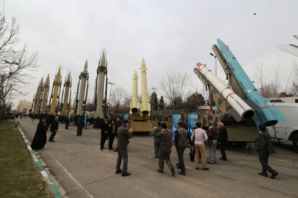 伊朗人于 2019 年 2 月 2 日参观了在首都德黑兰举行的武器和军事装备展览，该展览是在伊朗革命 40 周年之际举办的。