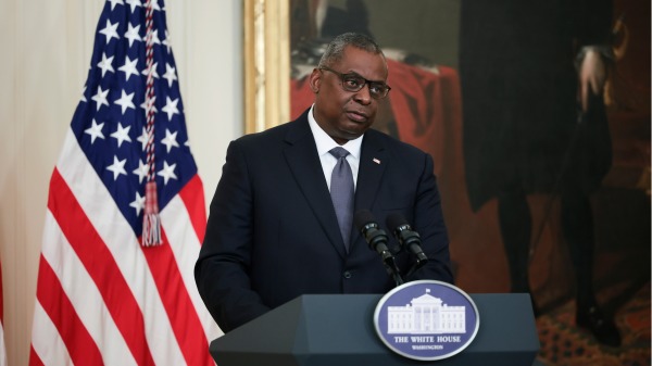2021年11月10日，美国国防部长奥斯汀在白宫讲话。（图片来源：Anna Moneymaker/Getty Images）