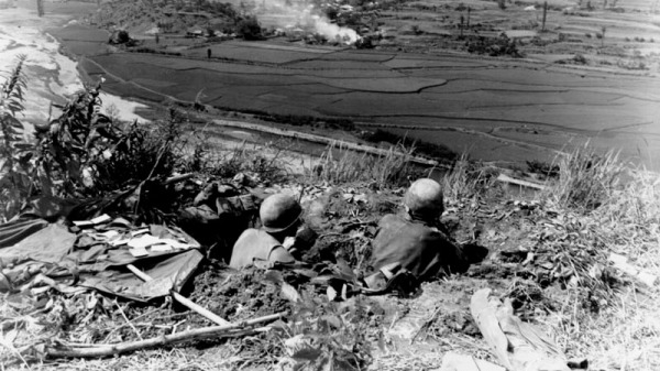 一隊美軍士兵駐守在釜山環形防禦圈的洛東江河畔，準備阻止朝鮮人民軍的進攻