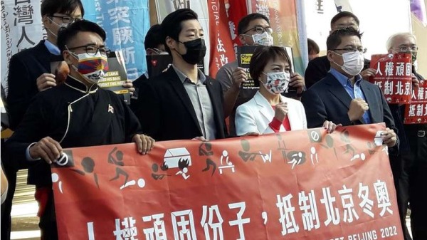 西藏台湾人权连线等共27个台湾公民团体于立法院群贤楼的前面召开记者会对此联合发声，并呼吁做人权顽固份子来抵制北京冬奥。