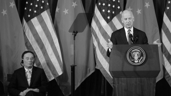 2011年5月9日，时任美国副总统拜登和时任中共国务院副总理王岐山在华盛顿特区举行的2011年中美战略与经济对话开幕式上。