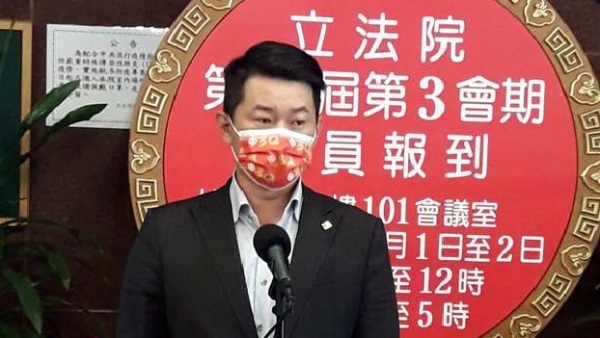 台湾基进立委陈柏惟9日揭露一中国品牌扫地机器人，能导致使用者家里资讯、手机资料被中国窃取、监控。