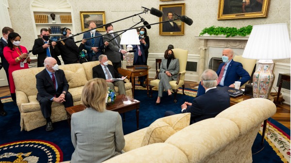 2021年2月11日，美国总统拜登在白宫会见副总统和两党参议员。（图片来源：Doug Mills-Pool/Getty Images）