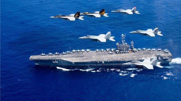 外媒报导北京已经打造了全球最大的海军舰队。然而民进党立委王定宇在脸书上提出分析，指出北京的海军战力仍然比不过美国。图为美国尼米兹航空母舰行驶在菲律宾海资料照。
